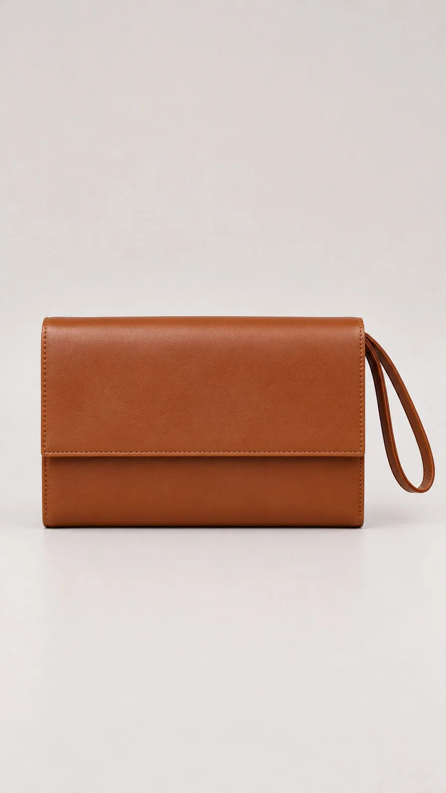 กระเป๋าคลัทช์หนังแท้สีน้ำตาล Cognac พร้อมสายคล้องมือ รุ่น HB0030 มุมด้านหน้า