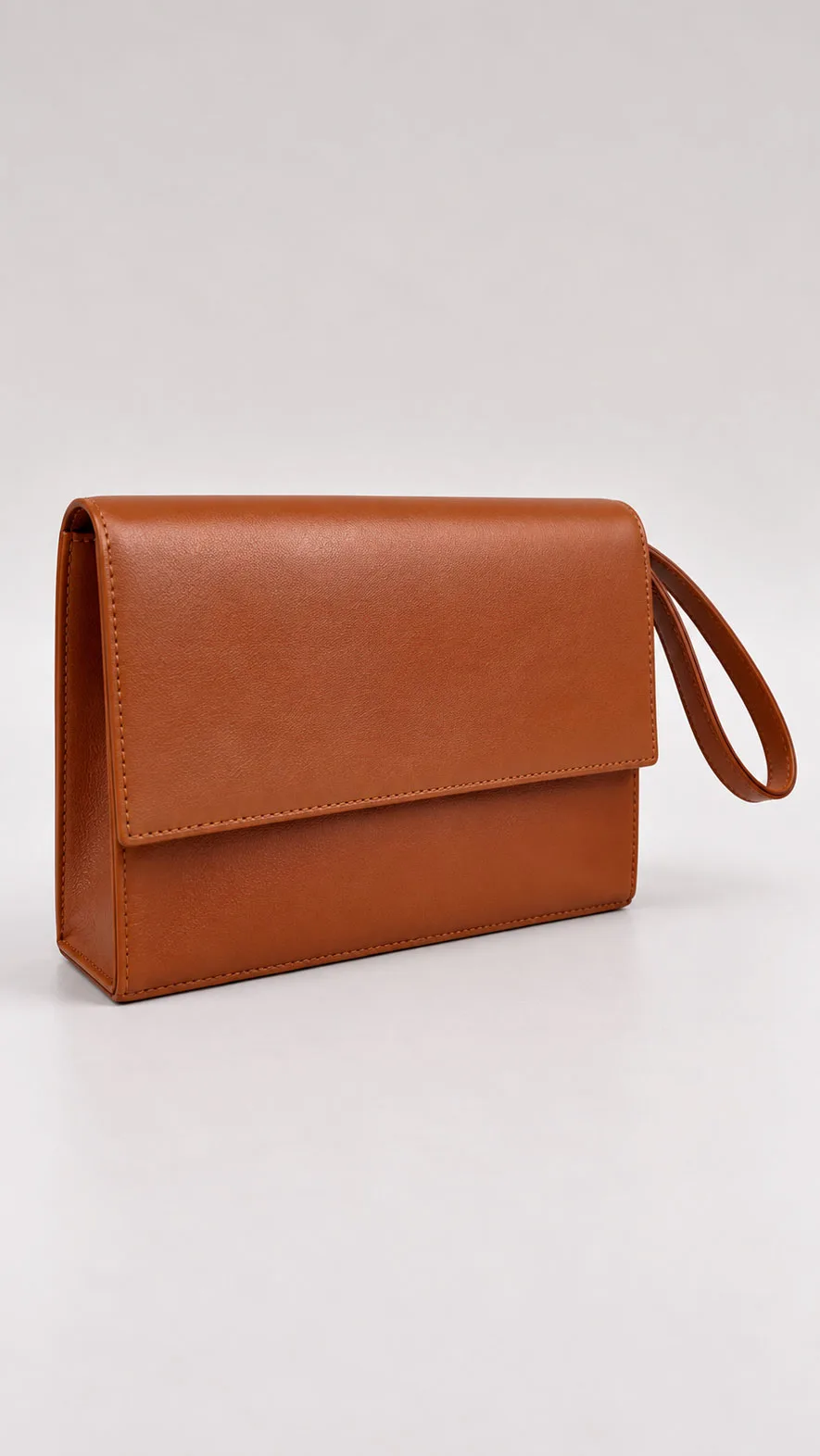 กระเป๋าคลัทช์หนังแท้สีน้ำตาล Cognac พร้อมสายคล้องมือ รุ่น HB0030 มุมเฉียง