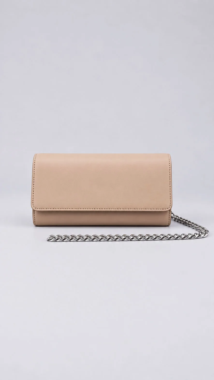 กระเป๋าคลัตช์หนังมินิมอลสีเบจ HB0168 พร้อมสายโซ่สีเงิน มุมด้านหน้า
